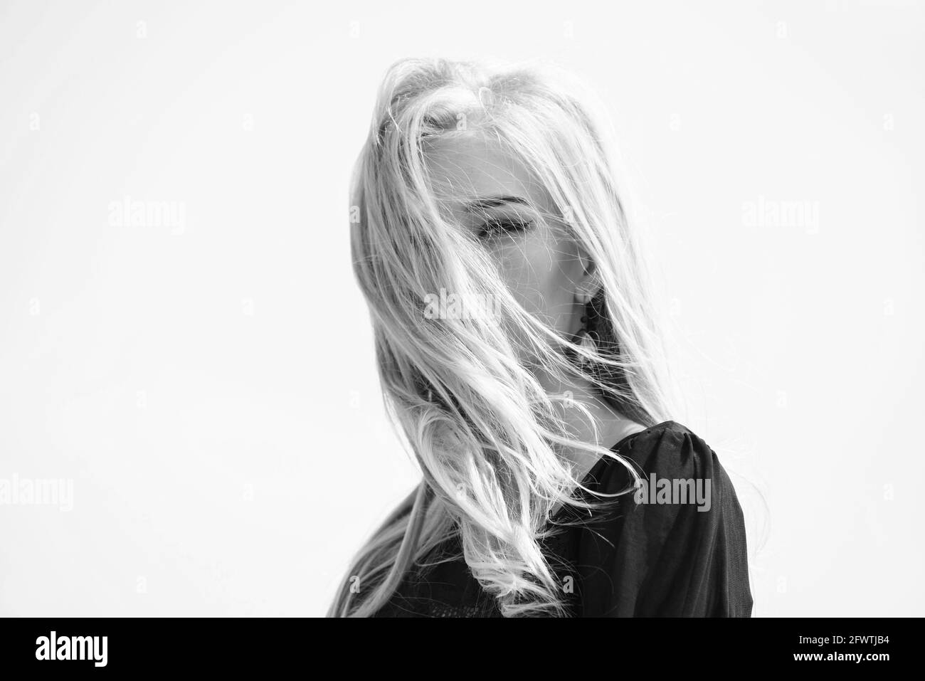 Fille tendre blonde maquillage visage ciel fond. Blanchiment des racines. Comment réparer les cheveux blanchis rapidement et en toute sécurité. Comment prendre soin des cheveux blanchis Banque D'Images Fille tendre blonde maquillage visage ciel fond. Blanchiment des racines. Comment réparer les cheveux blanchis rapidement et en toute sécurité. Comment prendre soin des cheveux blanchis Banque D'Images