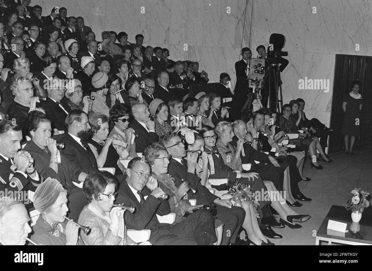 Anniversaire de mariage Princesse Margriet et Pieter van Vollenhoven fête dans le Doelen à Rotterdam, Royal invités accroched pour le plus fort, 10 décembre 1966, FÊTE, INVITÉS, CONFÉRENCE, pays-Bas, Agence de presse du XXe siècle photo, nouvelles à retenir, documentaire, photographie historique 1945-1990, histoires visuelles, L'histoire humaine du XXe siècle, immortaliser des moments dans le temps Banque D'Images