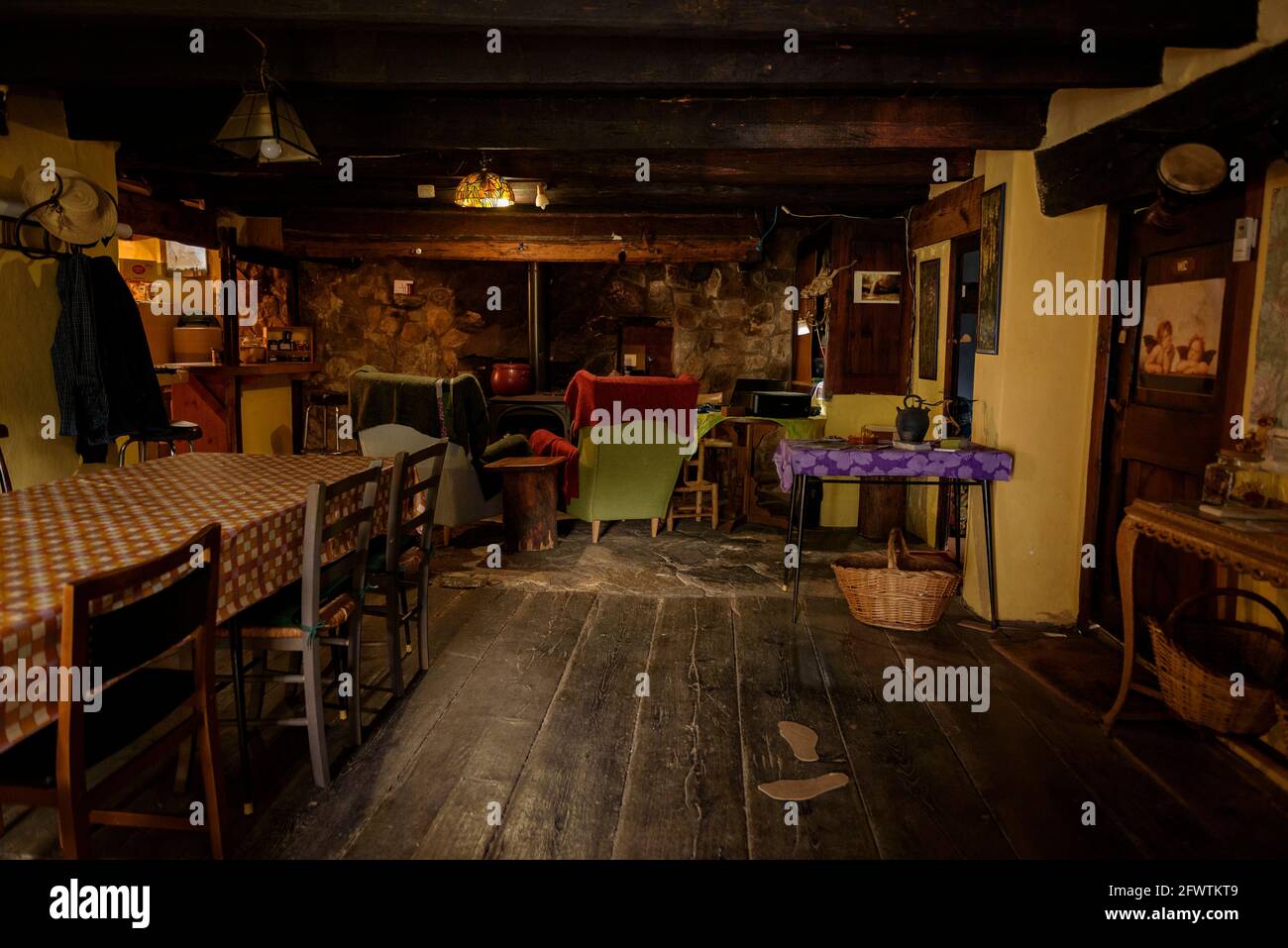 A l'intérieur du refuge Ardericó, dans la chaîne de montagnes de la Serra del Catllaràs (Berguedà, Catalogne, Espagne, Pyrénées) ESP: Interior del refugio de Ardericó Banque D'Images