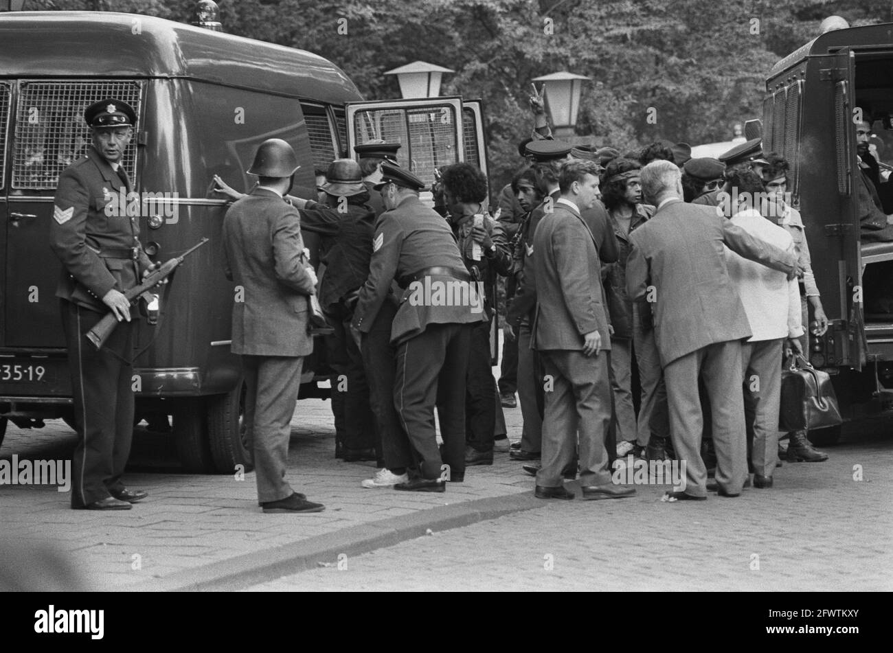 Les Ambonais occupent la résidence de l'ambassadeur indonésien, Wassenaar; les Ambonais quittent leur résidence, le 31 août 1970, Ambonese, occupations, pays-Bas, Agence de presse du XXe siècle photo, news to remember, documentaire, photographie historique 1945-1990, histoires visuelles, L'histoire humaine du XXe siècle, immortaliser des moments dans le temps Banque D'Images