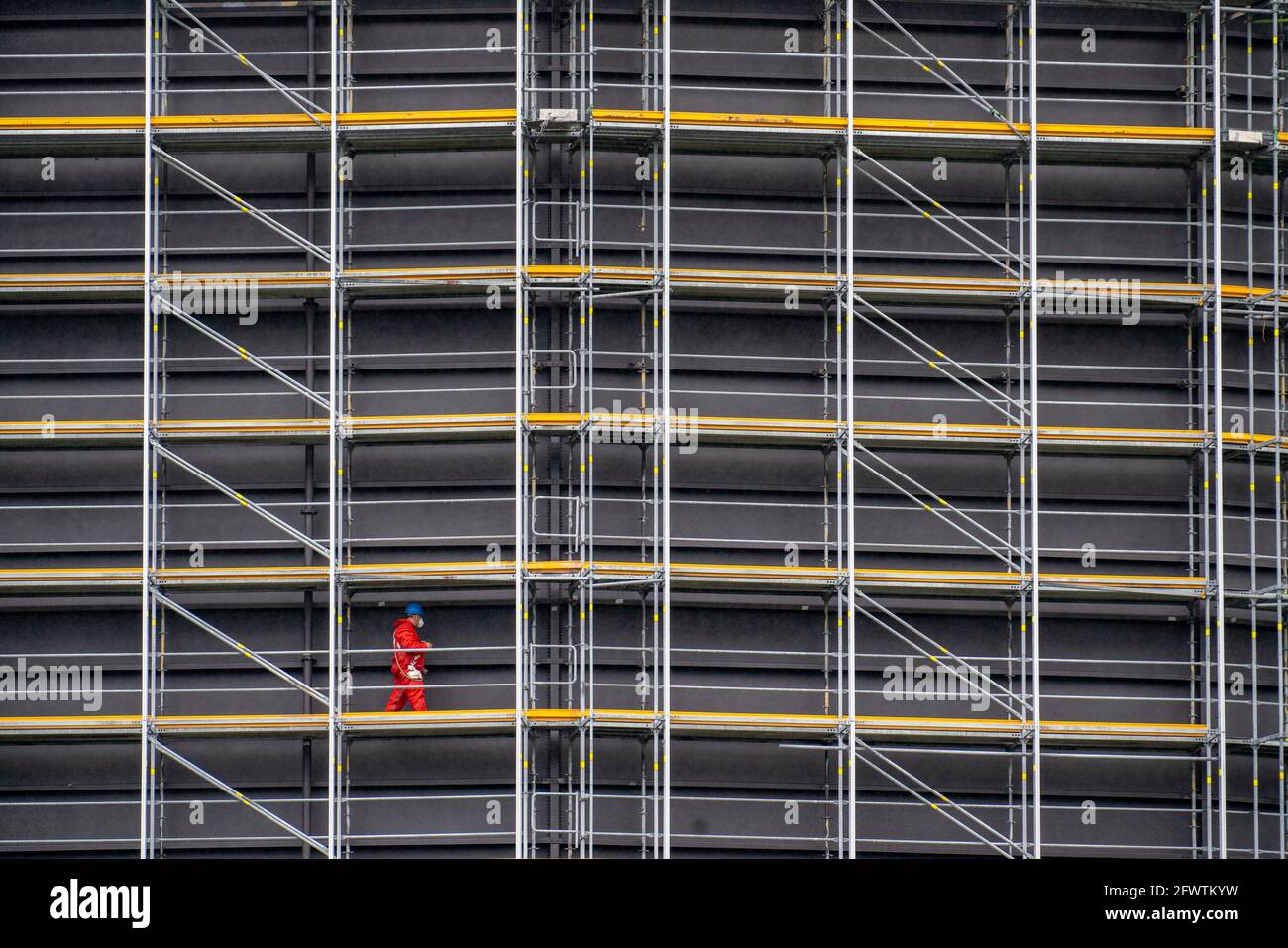 Rénovation du Gasometer Oberhausen, travaux de protection contre la corrosion, échafaudages, ouvriers travaillant sur l'échafaudage, Oberhausen, NRW, Allemagne Banque D'Images