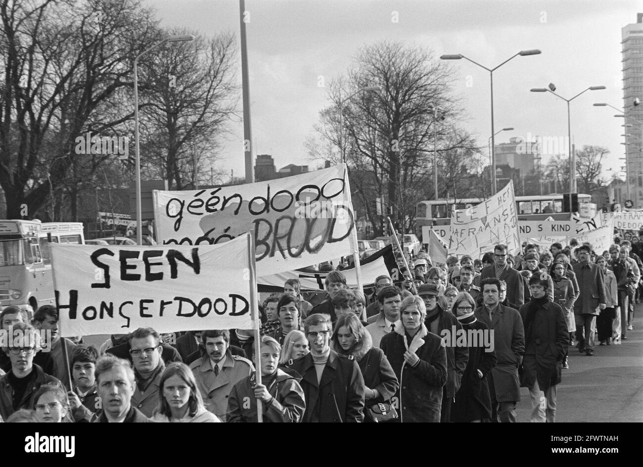 Environ 10,000 enfants d'écoles à travers le pays ont manifesté à la Haye pour rappeler au gouvernement la famine à Biafra. Manifestants avec des signes, 20 novembre 1969, manifestations, enfants, Pays-Bas, Agence de presse du XXe siècle photo, nouvelles à retenir, documentaire, photographie historique 1945-1990, histoires visuelles, L'histoire humaine du XXe siècle, immortaliser des moments dans le temps Banque D'Images