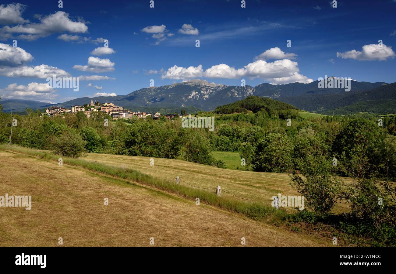 Vue panoramique du village de Bellver de Cerdanya et, en arrière-plan, du sommet de la Tosa d'Alp (Cerdanya, Catalogne, Espagne, Pyrénées) Banque D'Images