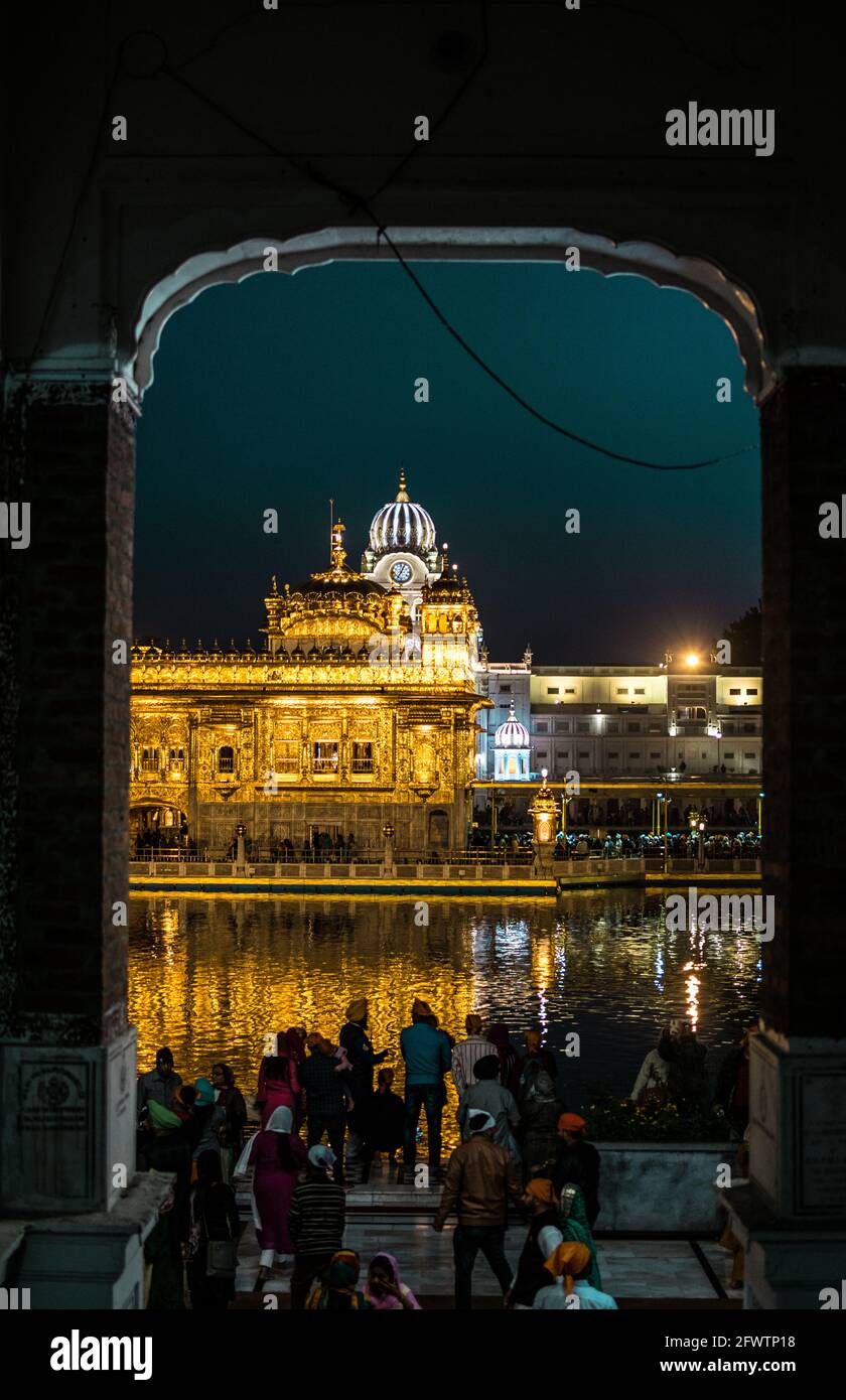 Le Temple d'Or, également connu sous le nom de Harmandir Sahib, signifiant 'temple ou maison de tout le monde' ou Darbār Sahib, signifiant 'cour exaltée', est un Gurdwara situé Banque D'Images