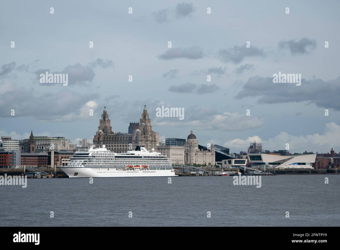 Liverpool, Royaume-Uni, le 24 mai 2021. Le viking Vénus un tout nouveau navire quittera Liverpool après sa première visite dans la ville lancement de la saison de croisière. Le terminal de croisière de Liverpool prévoit environ 80 navires de croisière, ce qui facilite les restrictions de verrouillage. Crédit : Jon Super/Alay Live News. Banque D'Images