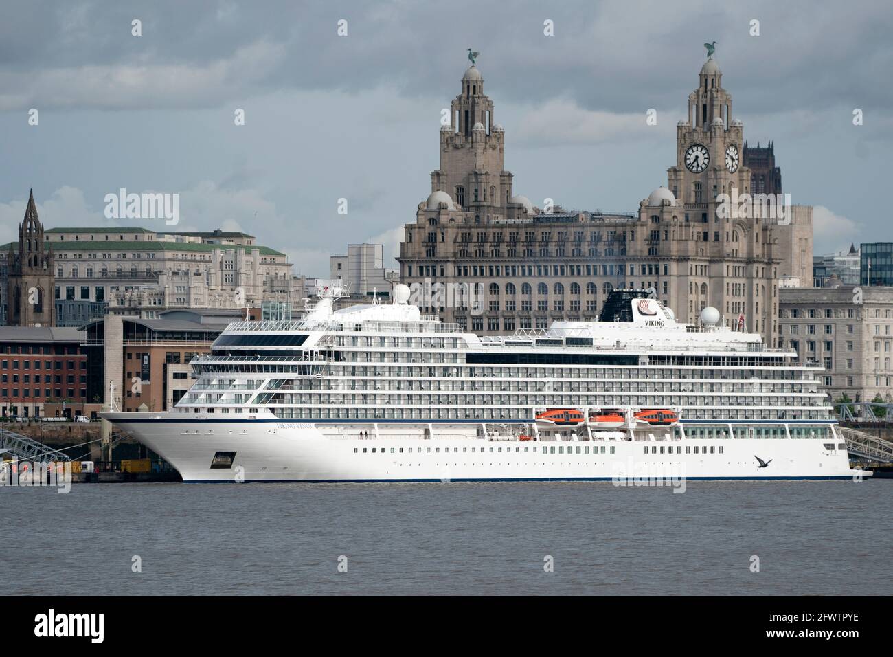 Liverpool, Royaume-Uni, le 24 mai 2021. Le viking Vénus un tout nouveau navire quittera Liverpool après sa première visite dans la ville lancement de la saison de croisière. Le terminal de croisière de Liverpool prévoit environ 80 navires de croisière, ce qui facilite les restrictions de verrouillage. Crédit : Jon Super/Alay Live News. Banque D'Images