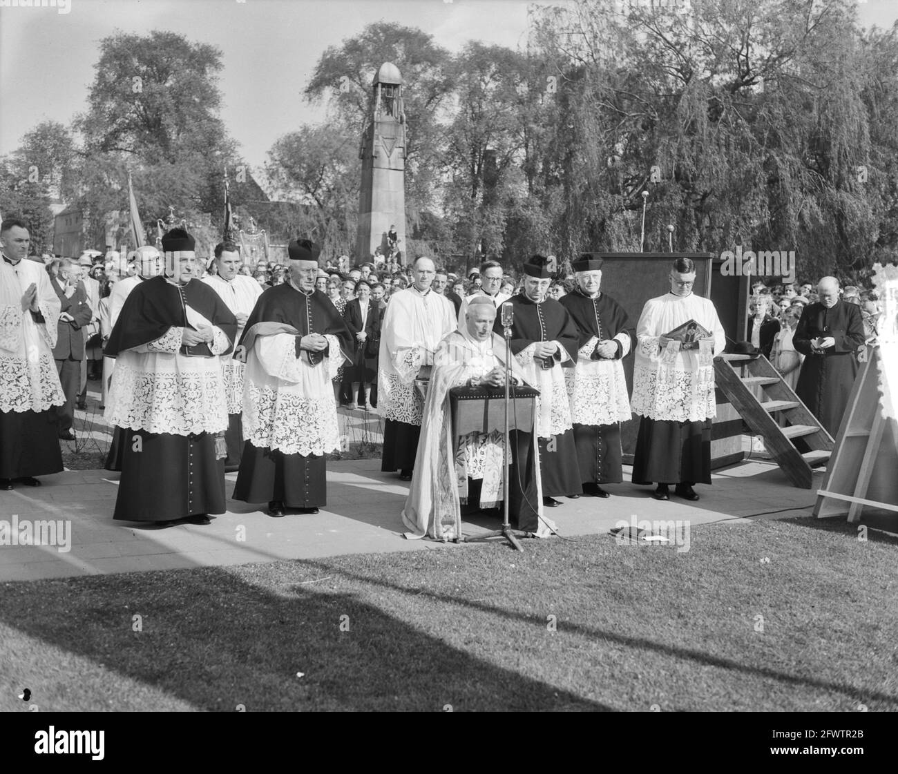 Dévoilement d'une statue de la Vierge Marie à Den Bosch par Msgr. W. Mutsaerts, 3 mai 1953, dévoilement, pays-Bas, agence de presse du xxe siècle photo, nouvelles à retenir, documentaire, photographie historique 1945-1990, histoires visuelles, L'histoire humaine du XXe siècle, immortaliser des moments dans le temps Banque D'Images