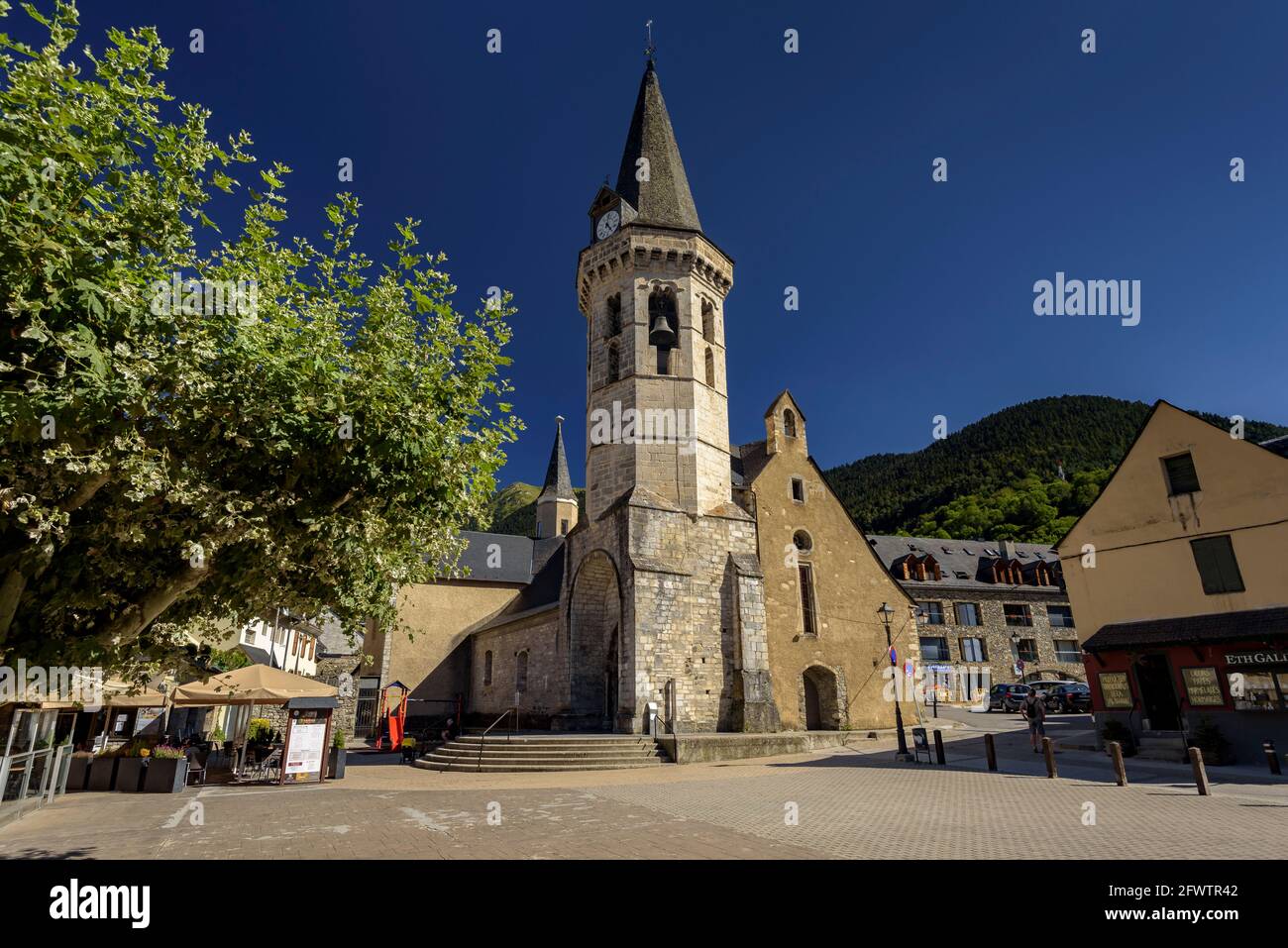 Église Sant Miquèu de Vielha en été (Vallée de l'Aran, Catalogne, Espagne, Pyrénées) ESP: Iglesia de Sant Miquèu de Vielha en verano Banque D'Images