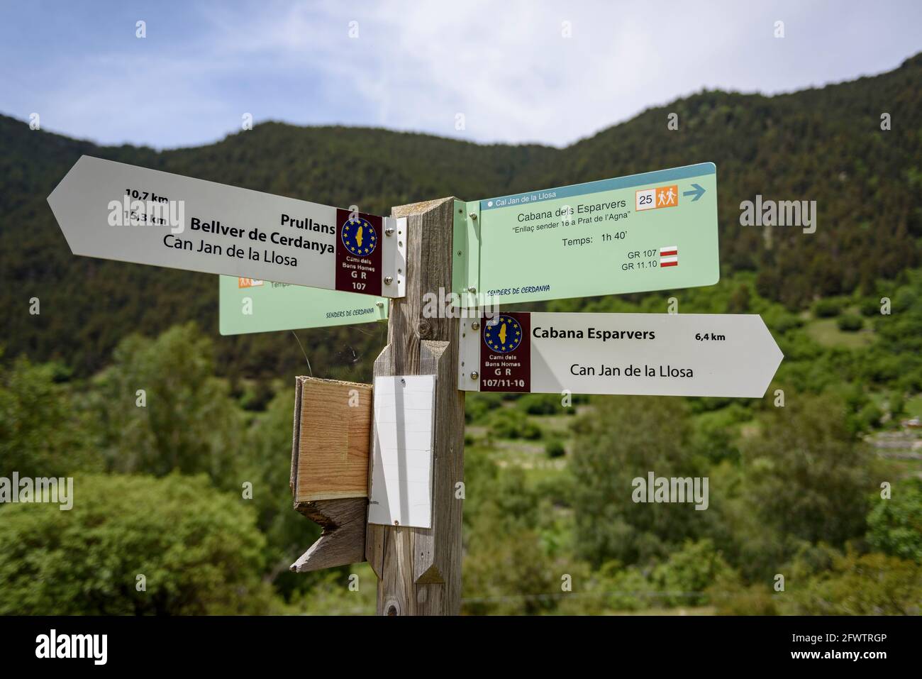 Vallée de la Llosa. Des signes de sentiers comme les maisons Camí dels Bons à CAN Jan de la Llosa (Cerdanya, Catalogne, Espagne, Pyrénées) Banque D'Images