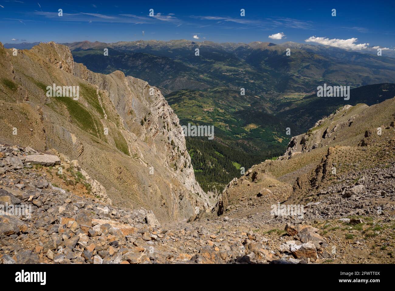 La chaîne de Serra del Cadí vue du trekking entre le Canal del Cristall et le sommet de la Costa Cabirolera (Cerdanya, Catalogne, Espagne, Pyrénées) Banque D'Images