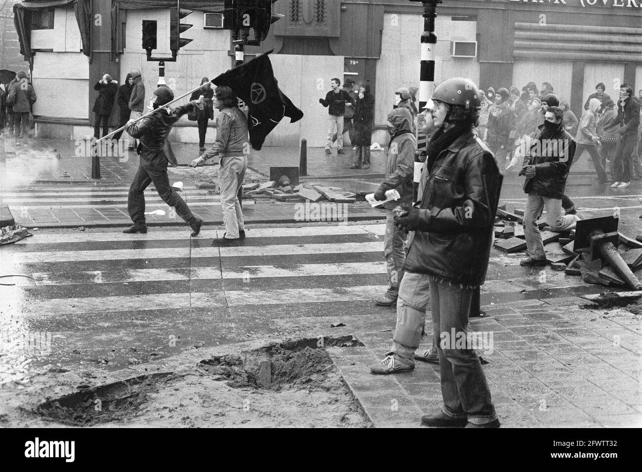 Éviction Grote Wetering, aujourd'hui squat à Amsterdam est évacué par MOI et marechaussee. Fraises à pierre, 2 décembre 1980, squatters, unité mobile, Expulsions, police, émeutes, pays-Bas, agence de presse du XXe siècle photo, nouvelles à retenir, documentaire, photographie historique 1945-1990, histoires visuelles, L'histoire humaine du XXe siècle, immortaliser des moments dans le temps Banque D'Images