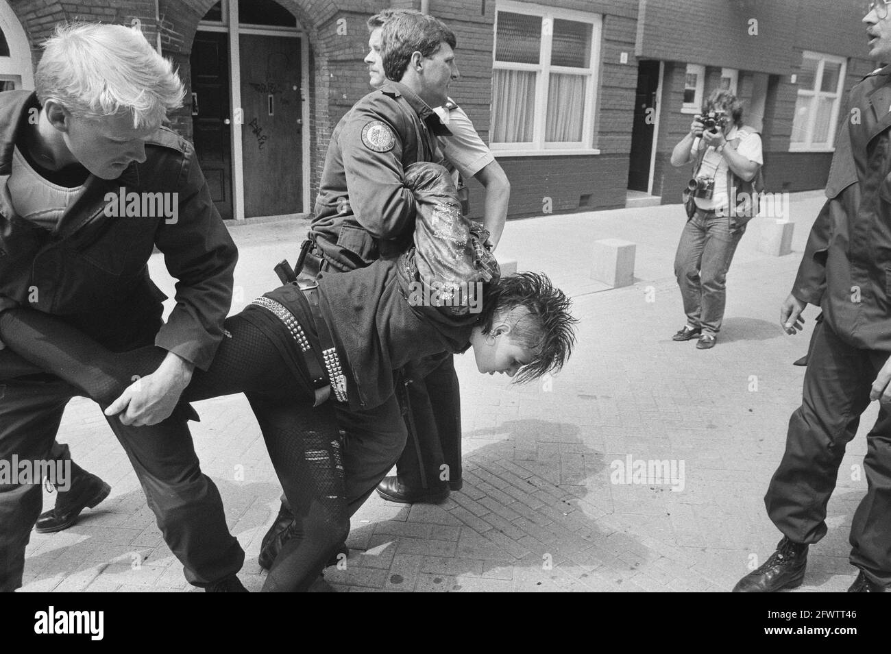 Expulsion de squats à van Bossestraat dans le quartier de Staatsliedenbuurt à Amsterdam, 19 juin 1986, squatters, expulsions, Police, pays-Bas, Agence de presse du XXe siècle photo, nouvelles à retenir, documentaire, photographie historique 1945-1990, histoires visuelles, L'histoire humaine du XXe siècle, immortaliser des moments dans le temps Banque D'Images