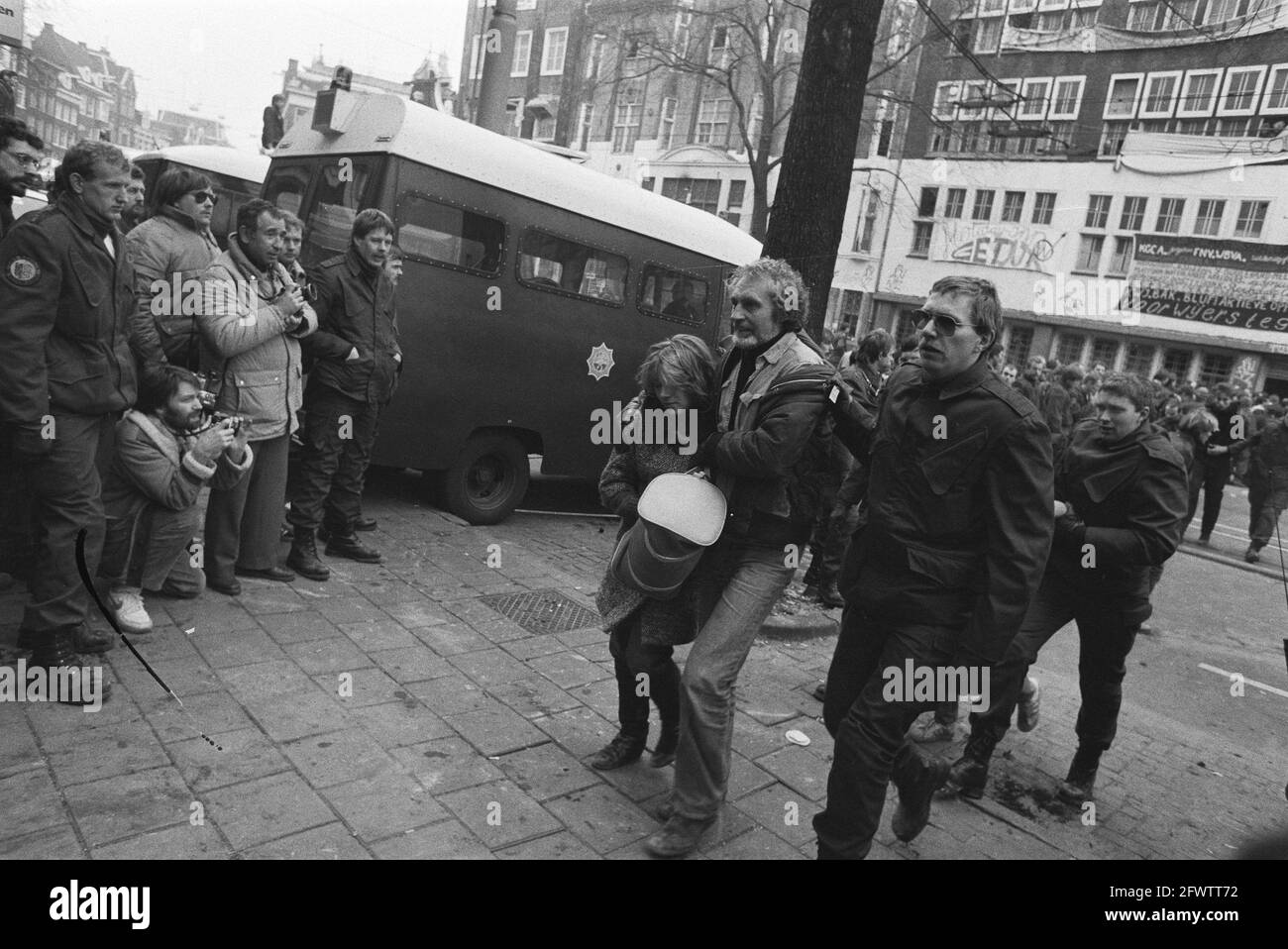 Expulsion de squatters Wijers Amsterdam; transport de squatters, 14 février 1984, KRAKERS, expulsions, Pays-Bas, Agence de presse du XXe siècle photo, nouvelles à retenir, documentaire, photographie historique 1945-1990, histoires visuelles, L'histoire humaine du XXe siècle, immortaliser des moments dans le temps Banque D'Images