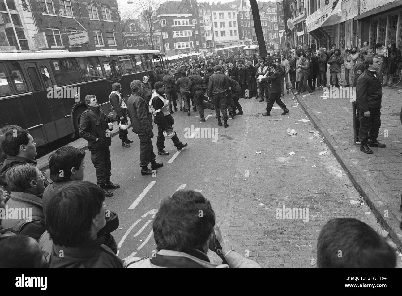 Evi de squat Wijers Amsterdam; bus pour les squatters, 14 février 1984, BUSSEN, KRAKERS, Expulsions, pays-Bas, agence de presse du XXe siècle photo, nouvelles à retenir, documentaire, photographie historique 1945-1990, histoires visuelles, L'histoire humaine du XXe siècle, immortaliser des moments dans le temps Banque D'Images