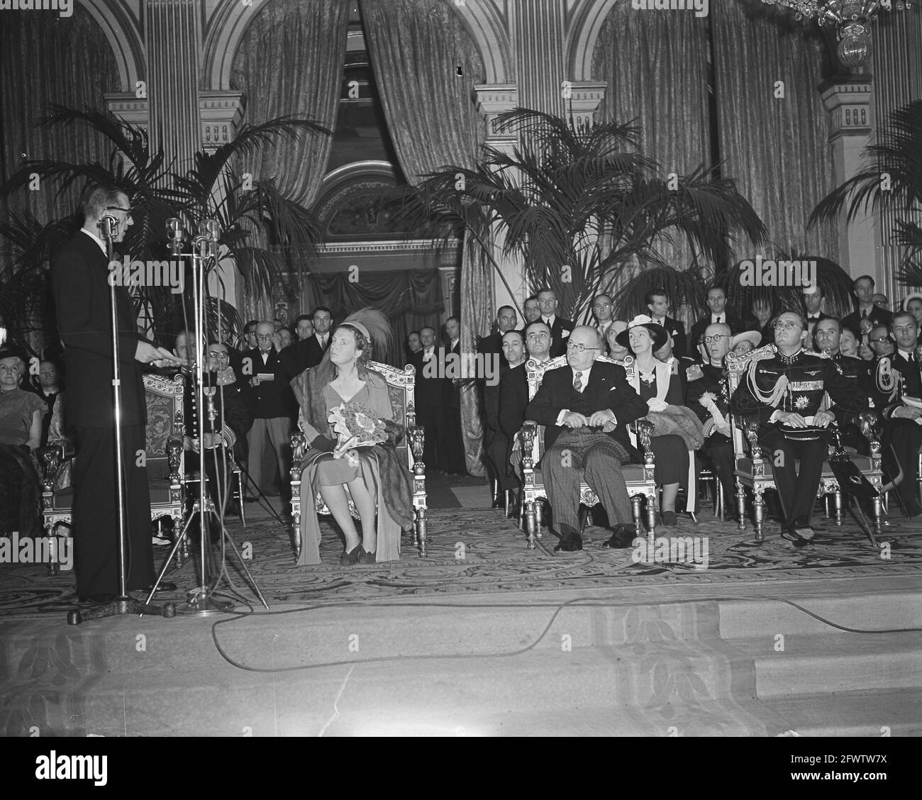 Réception à l'hôtel de ville, discours Pierre de Gaulle (président conseil municipal) . Au milieu de la reine Juliana, à côté de son président Vincent Auriol, 23 mai 1950, visites d'état, pays-Bas, agence de presse du xxe siècle photo, nouvelles à retenir, documentaire, photographie historique 1945-1990, histoires visuelles, L'histoire humaine du XXe siècle, immortaliser des moments dans le temps Banque D'Images