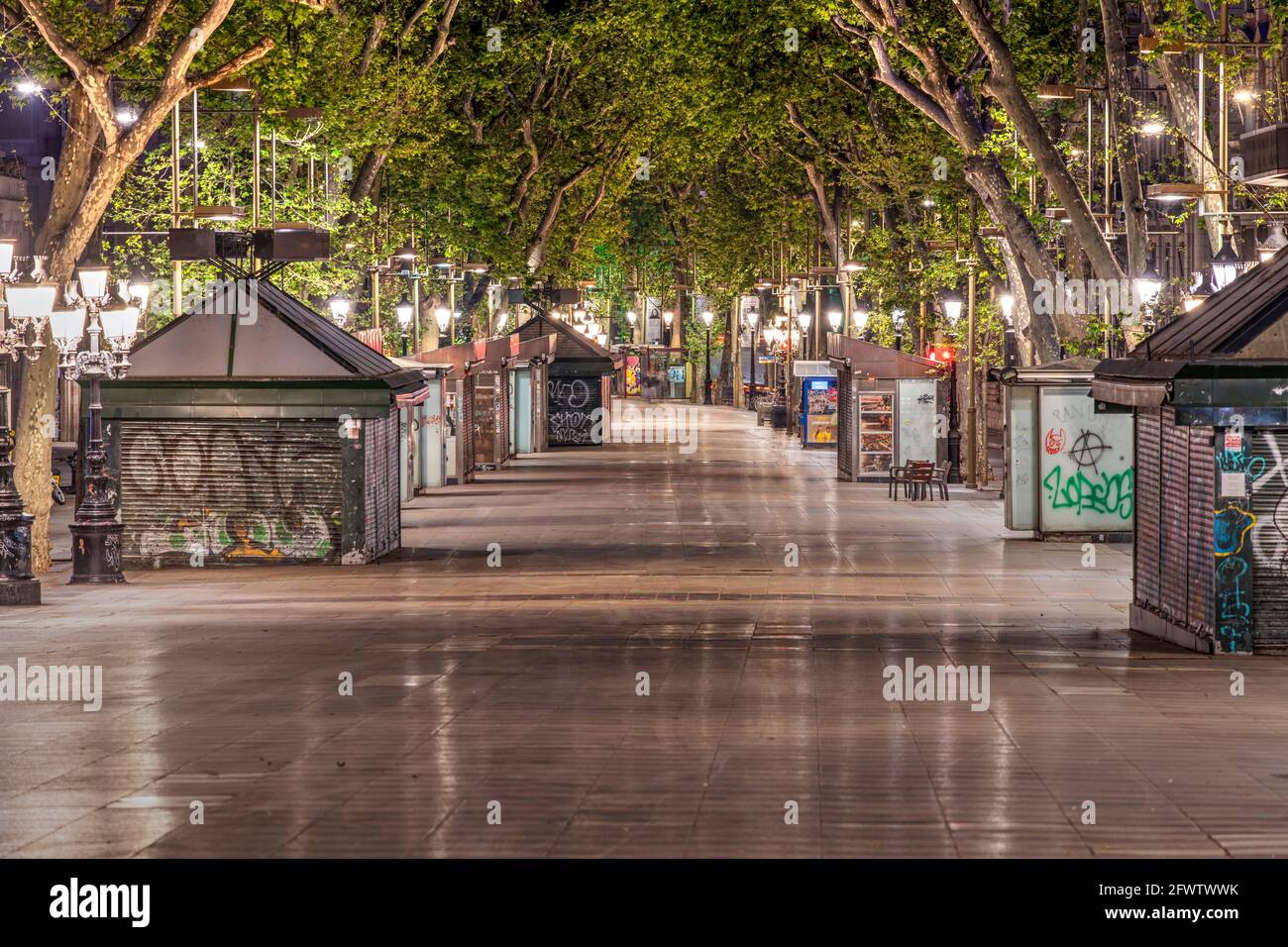 Vue de nuit de la Rambla vide du centre commercial piétonnier pendant le goverment espagnol imposé couvre-feu en raison de l'urgence Covid-19, Barcelone, Catalogne, Espagne Banque D'Images