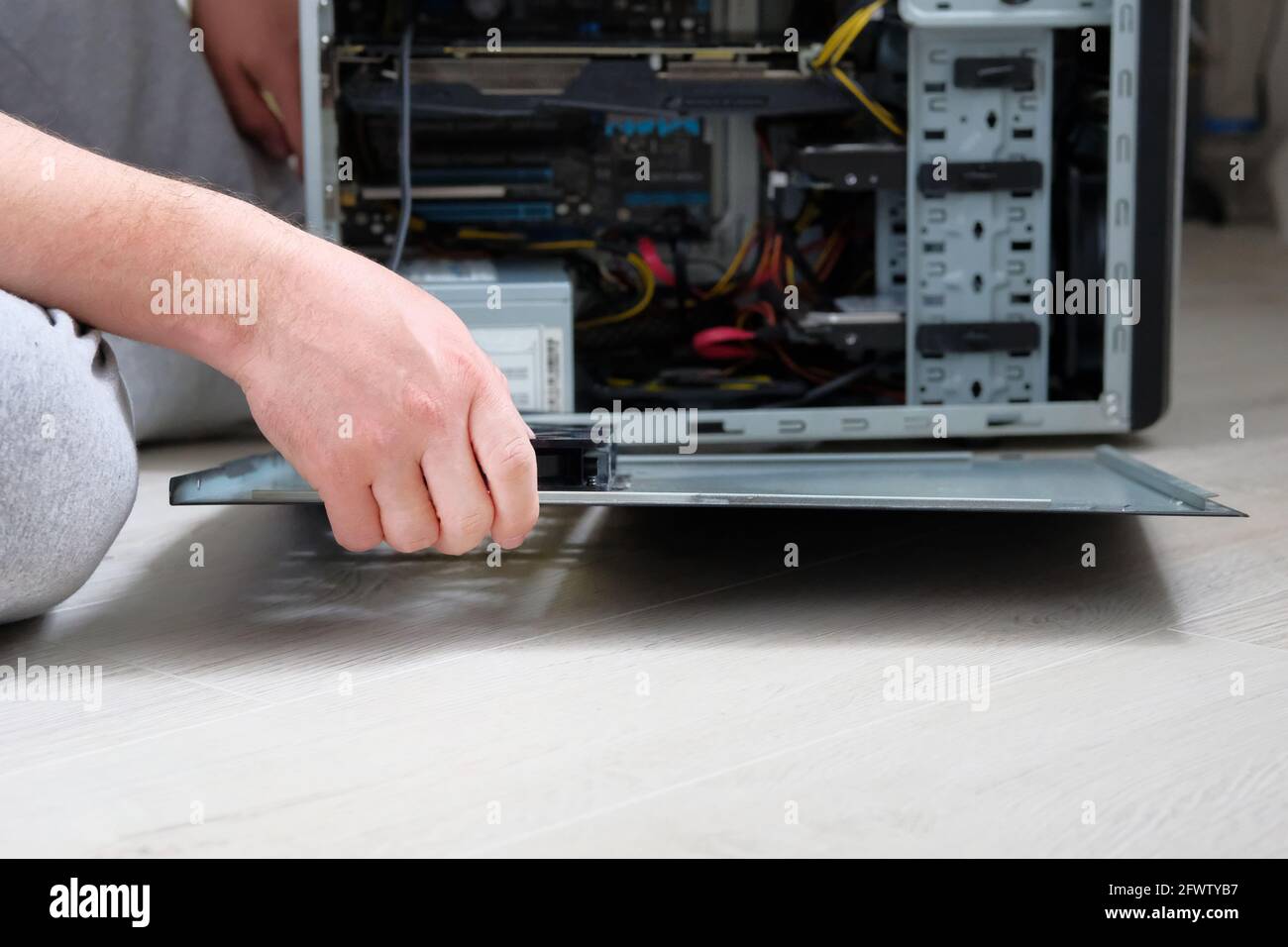 Réparation de l'ordinateur. Les mains d'un technicien réparent un ordinateur. Matériel. Banque D'Images