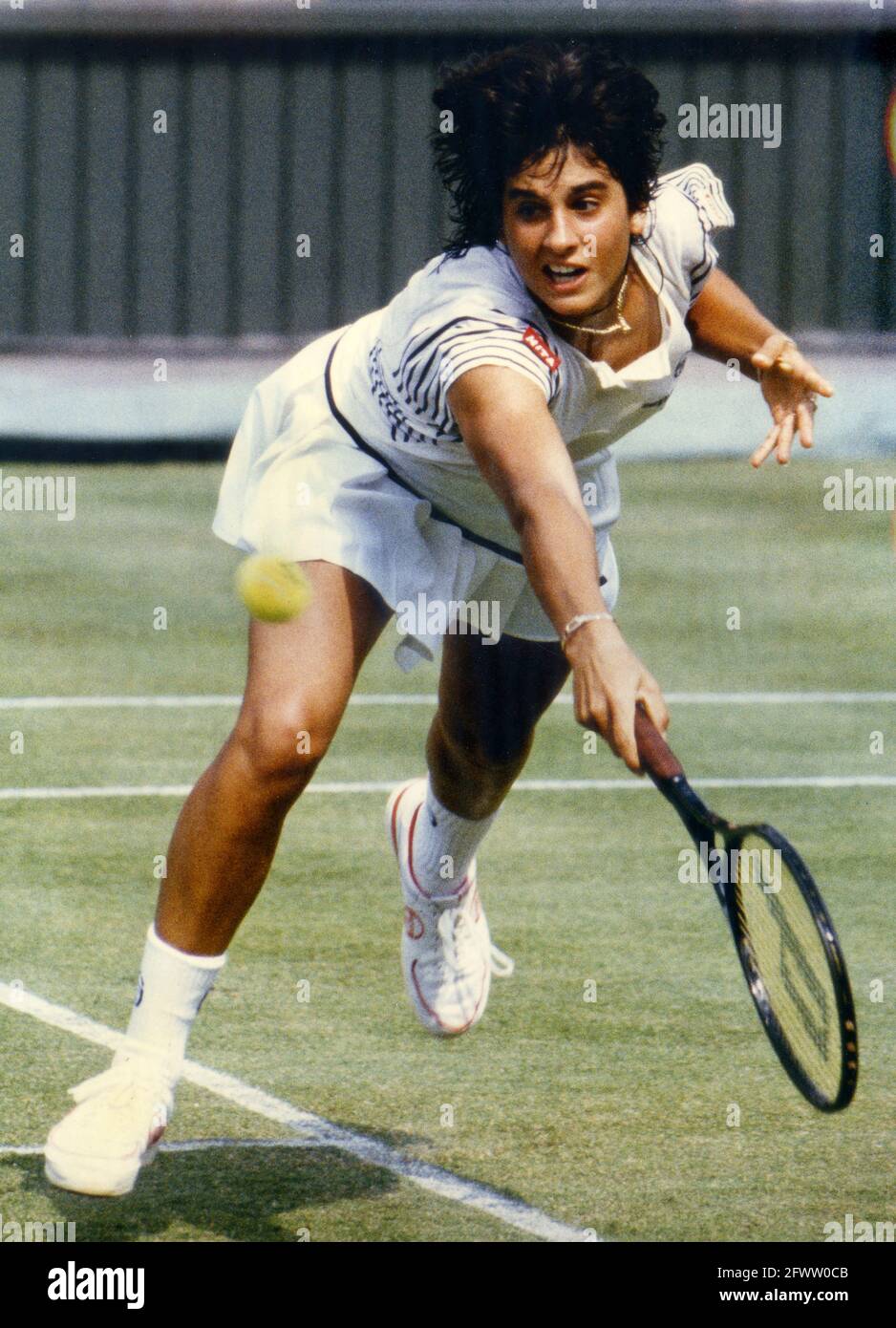 Gabriela Sabatini jouant au tournoi de tennis de Wimbledon juillet 1986. Photo de David Bagnall. Gabriela Sabatini Gaby années 1980 Banque D'Images