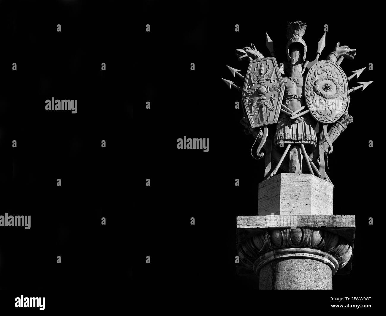Armes et armures romaines anciennes du XIXe siècle monument néoclassique sur la place du peuple de Rome (noir et blanc avec espace copie) Banque D'Images