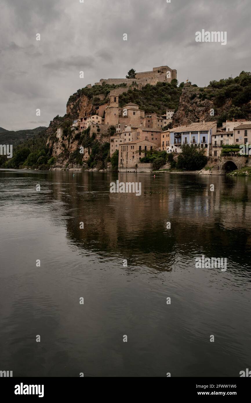 Village de Miravet sur les rives de l'Ebre dans la province de Tarragone, Catalogne, Espagne. Banque D'Images