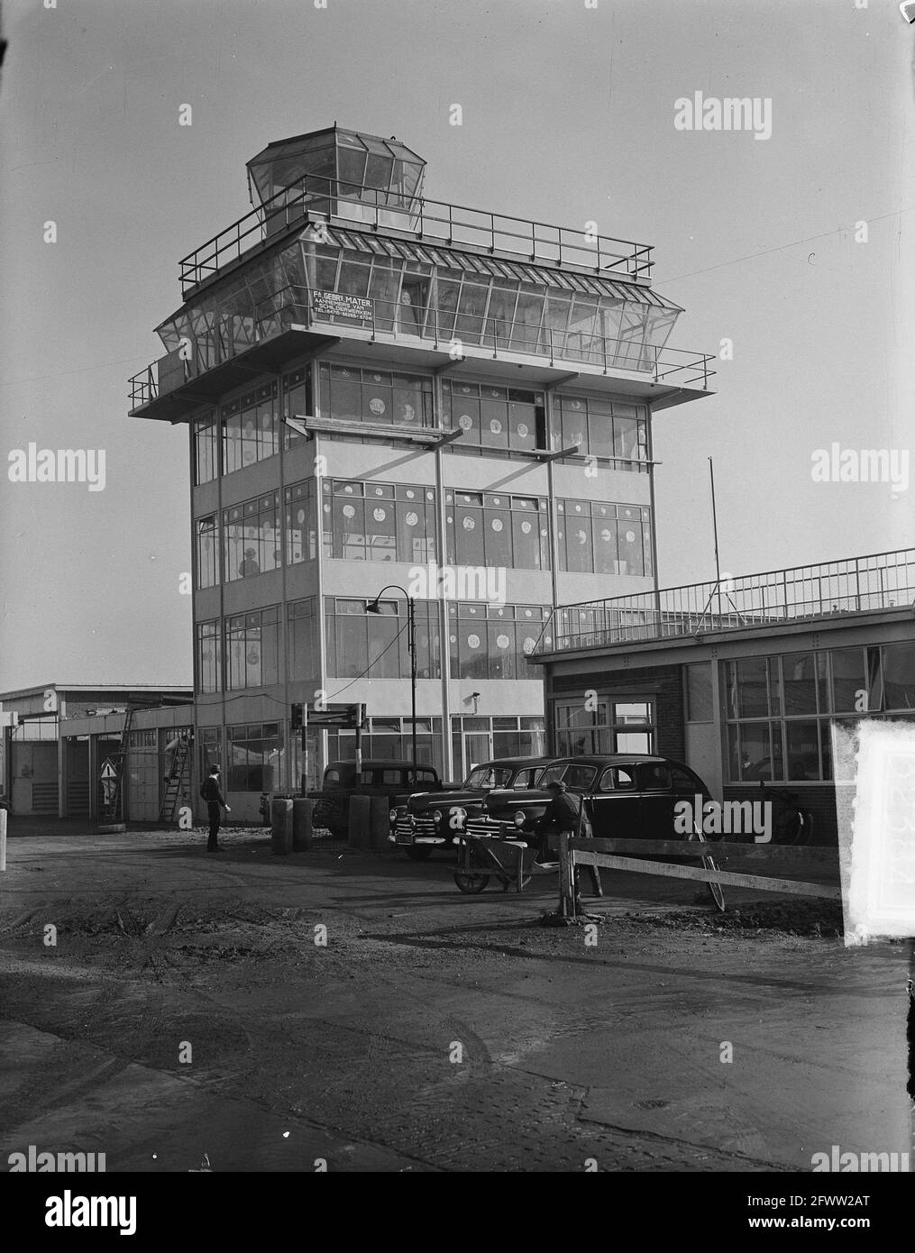 Construction de deux tours de contrôle à l'aéroport de Schiphol, 21 février 1949, CONSTRUCTION, VILLES DE CIRCULATION, Pays-Bas, Agence de presse du XXe siècle photo, nouvelles à retenir, documentaire, photographie historique 1945-1990, histoires visuelles, L'histoire humaine du XXe siècle, immortaliser des moments dans le temps Banque D'Images