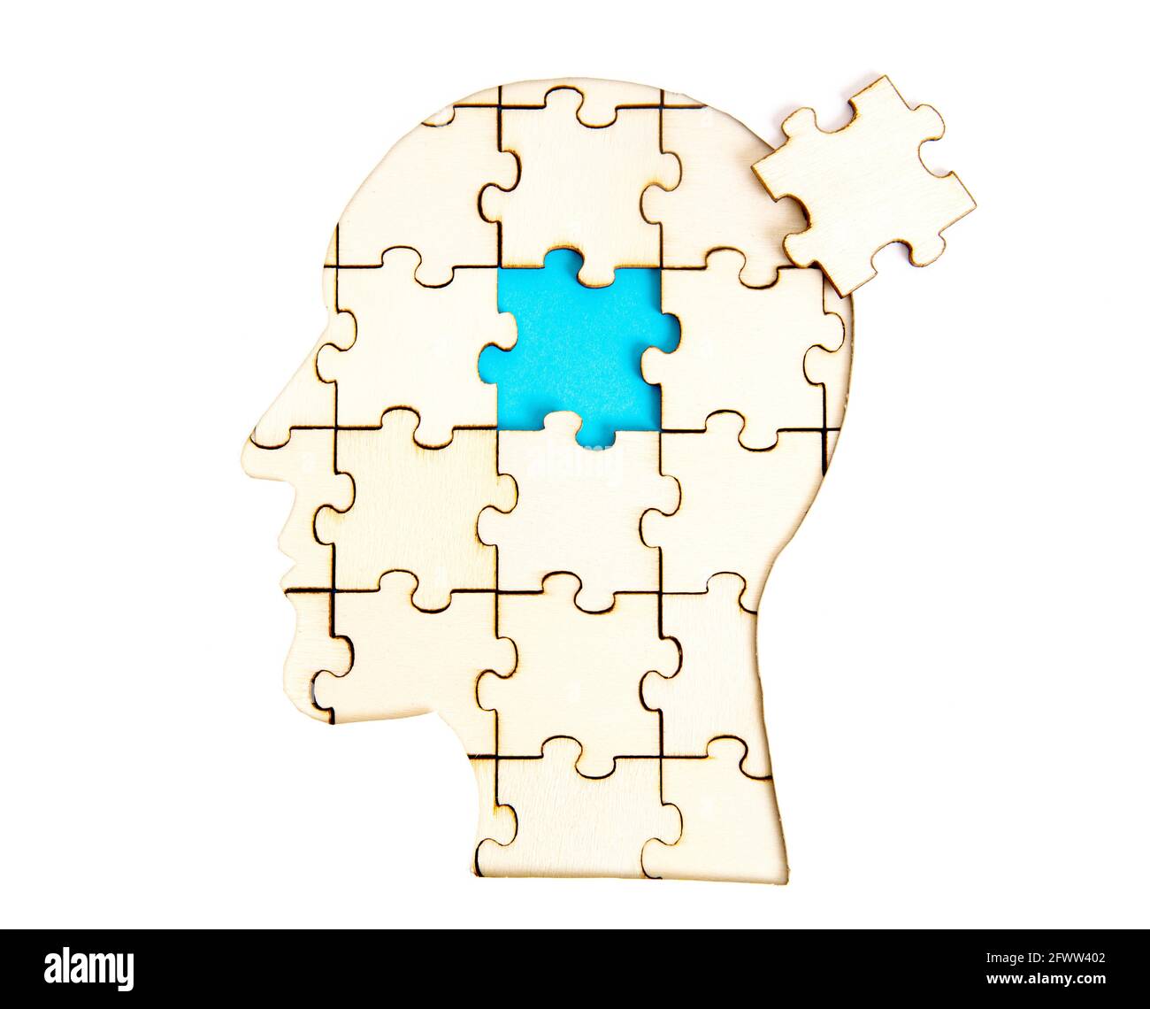 Puzzle en forme de profil de tête humaine avec la pièce finale à mettre en place isolée sur blanc. Concept de traitement des troubles mentaux. Banque D'Images