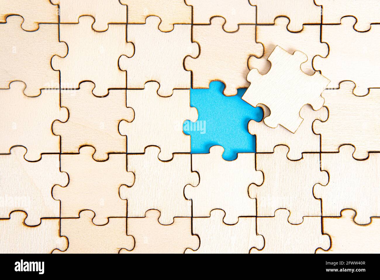 Fond de puzzle en bois avec la pièce finale à être mettre en place Banque D'Images