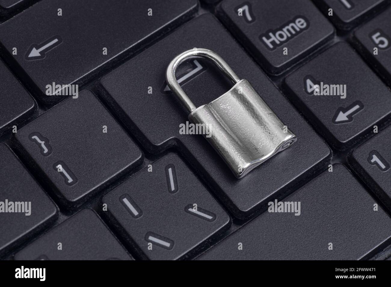 Gros plan d'un petit cadenas sur un clavier d'ordinateur portable. Concept de sécurité des ordinateurs portables et de protection des données. Banque D'Images