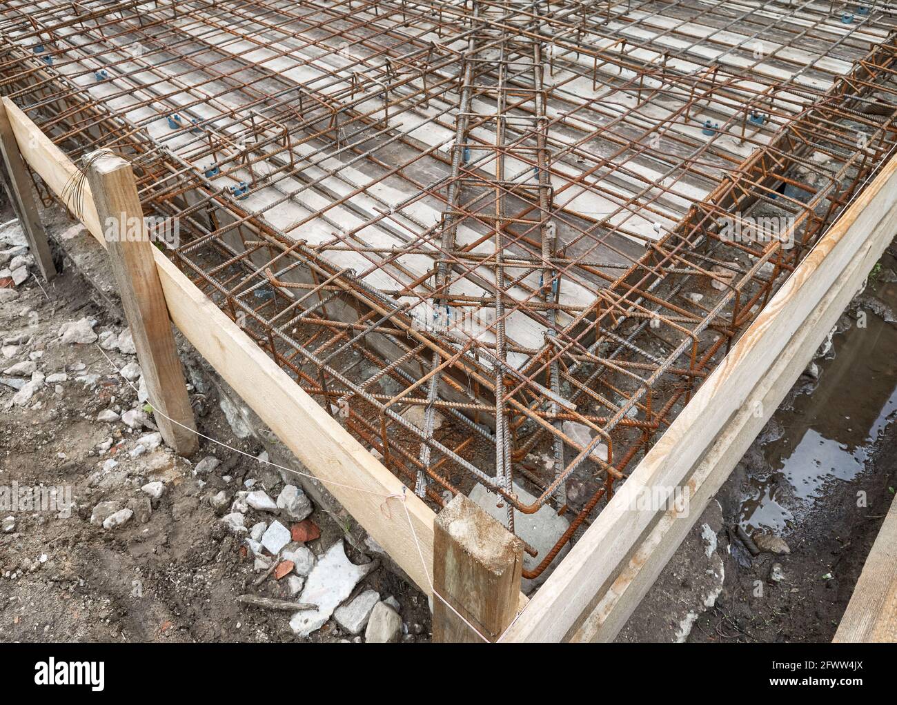 Structure de renforcement à barre d'acier nervurée prête pour le coulage du béton. Banque D'Images