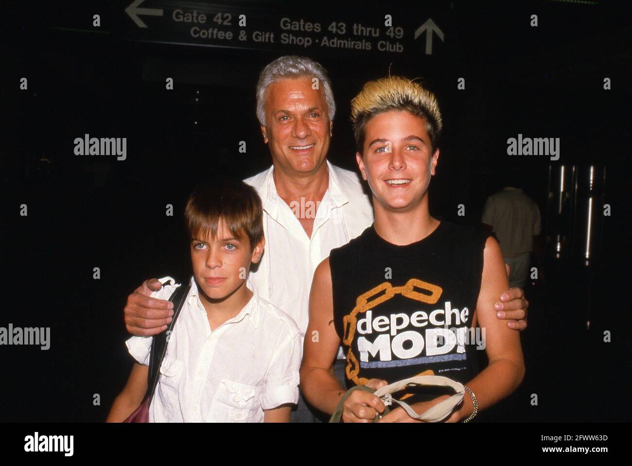 Tony Curtis et ses fils Nicholas et Benjamin 1985 crédit: Ralph Dominguez/MediaPunch Banque D'Images