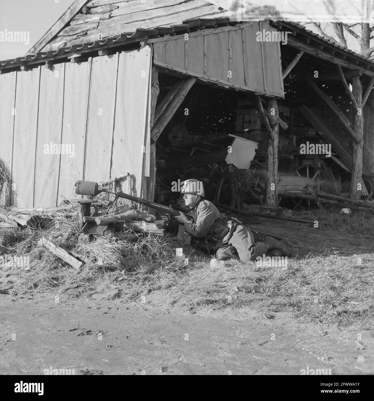 Exercice d'essai de l'armée sur terrain loué, deux véhicules AMX devant une ferme, 9 décembre 1964, LANDMACHT, exercices, Pays-Bas, Agence de presse du XXe siècle photo, nouvelles à retenir, documentaire, photographie historique 1945-1990, histoires visuelles, L'histoire humaine du XXe siècle, immortaliser des moments dans le temps Banque D'Images