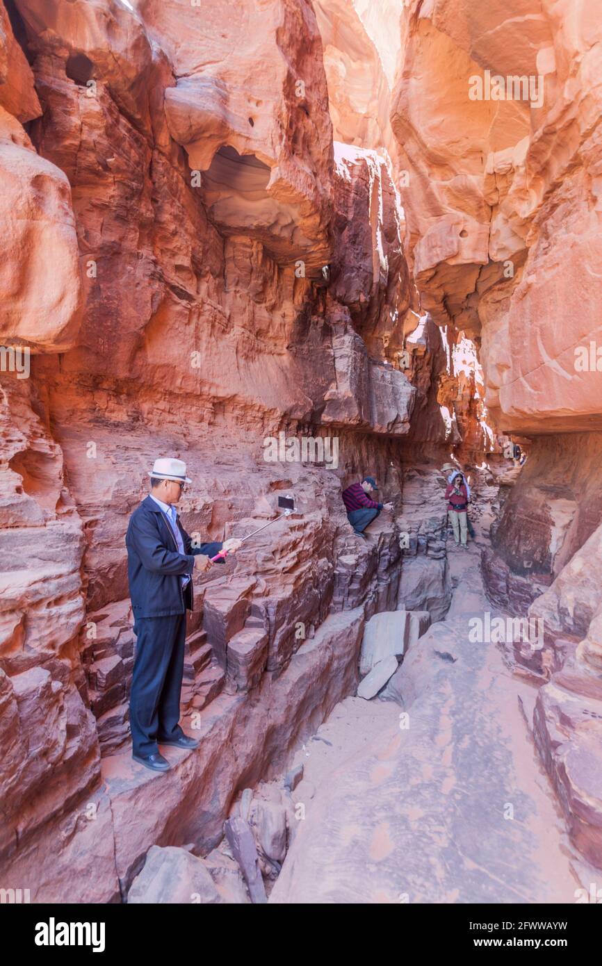 WADI RUM, JORDANIE - 26 MARS 2017 : canyon de Khazali dans le désert de Wadi Rum, Jordanie Banque D'Images