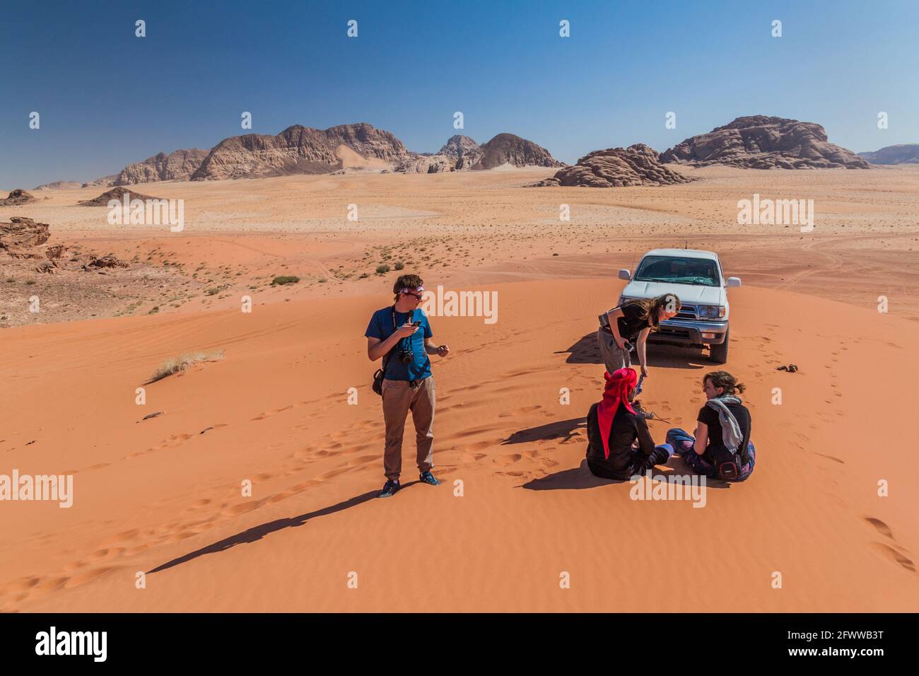 WADI RUM, JORDANIE - 26 MARS 2017 : Toyota 4WD avec des touristes et un guide local bédouin dans le désert de Wadi Rum, Jordanie Banque D'Images