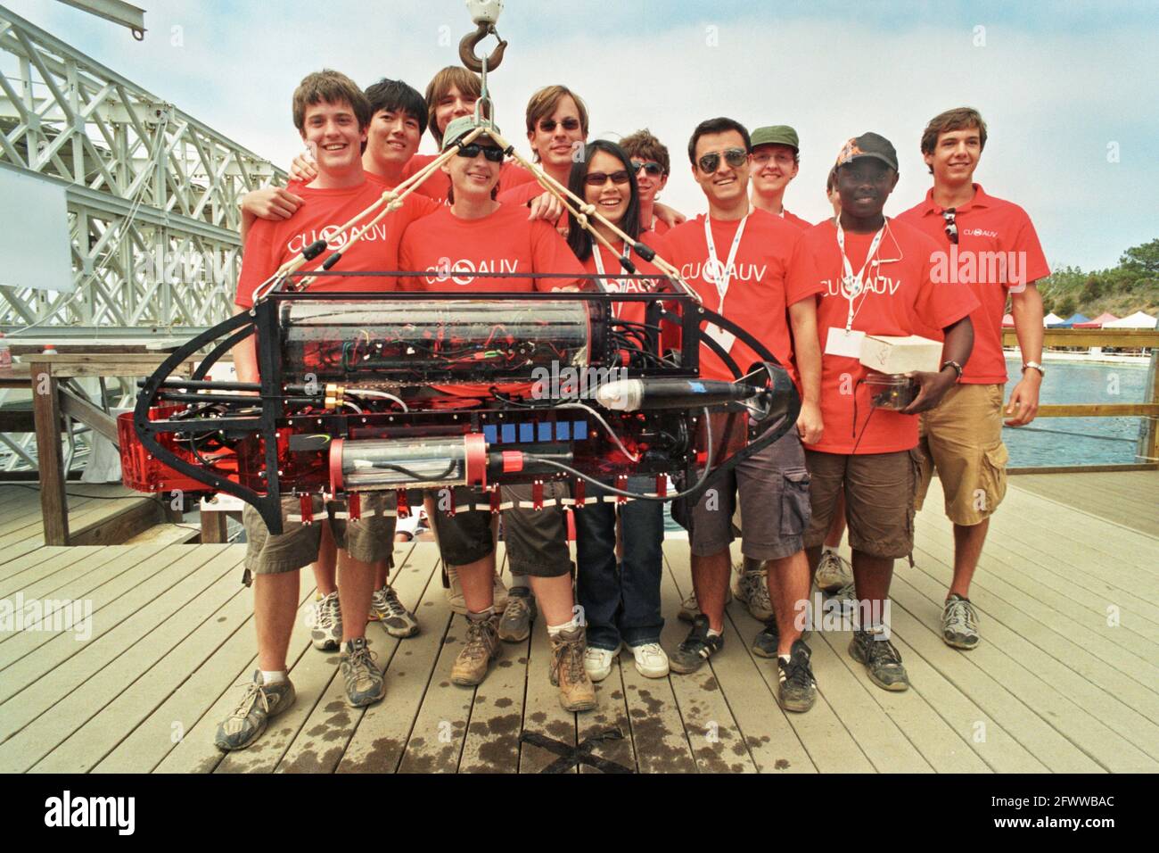 Cornell AUV et l'équipe de l'événement, tous sourient car leur entrée était la seule à accomplir la mission de quelque 30 autres.Ils ont remporté le premier prix de 20;000.00 $.Victorieux en 2003; ils ont été skunked depuis; jusqu'à maintenant.Installation de test de transducteur SPAWAR ; San Diego ; 12e Concours international de véhicules sous-marins autonomes ; parrainé par l'Association for Unhabed Vehicle Systems International (AUVSI) et l'Office of Naval Research des États-Unis.Août 2; 2009.la mission est de 'créer un subme Banque D'Images