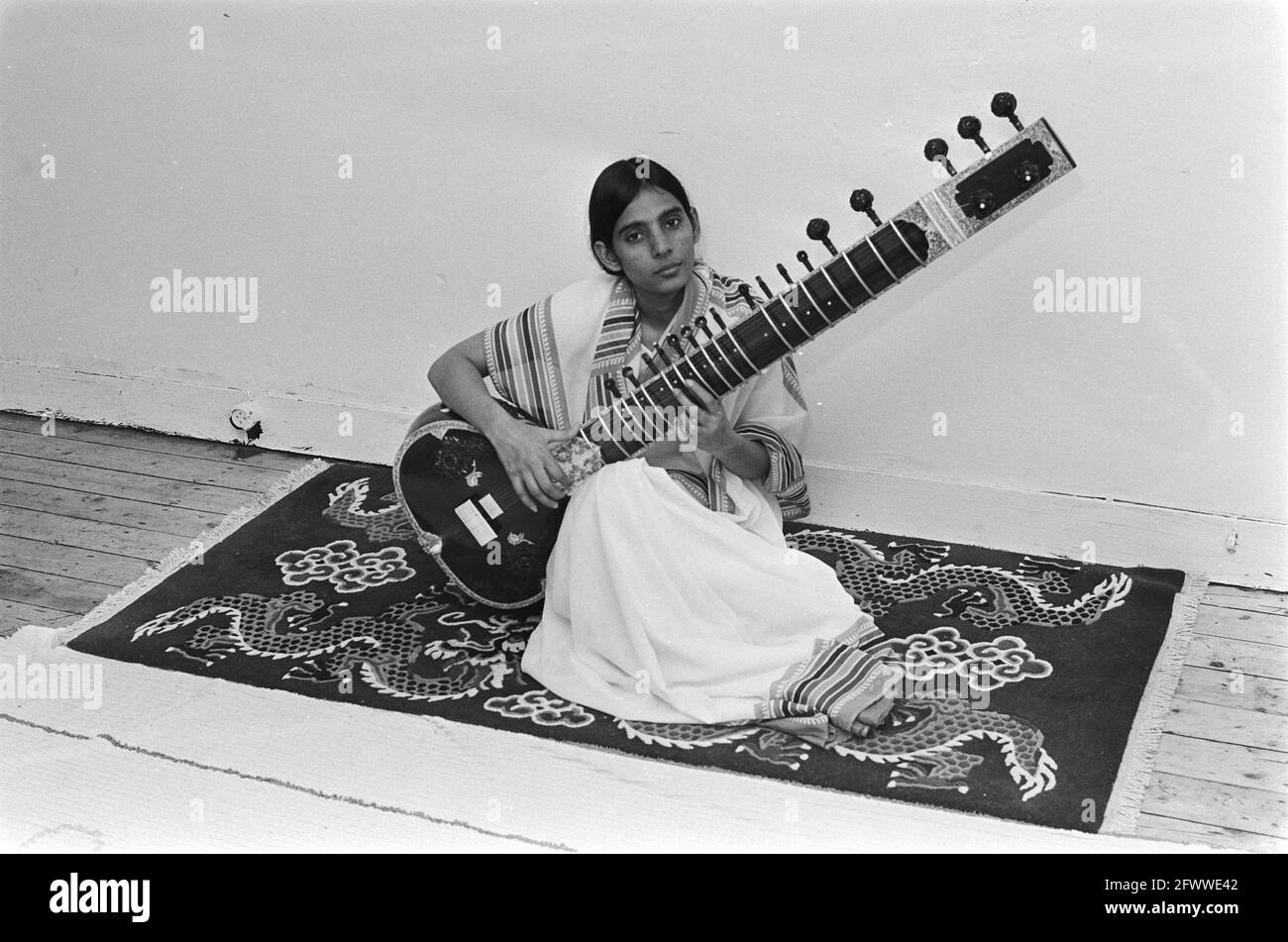 Affectation GPD; joueur de zither indien, 13 septembre 1978, citers, Pays-Bas, Agence de presse du XXe siècle photo, nouvelles à retenir, documentaire, photographie historique 1945-1990, histoires visuelles, L'histoire humaine du XXe siècle, immortaliser des moments dans le temps Banque D'Images