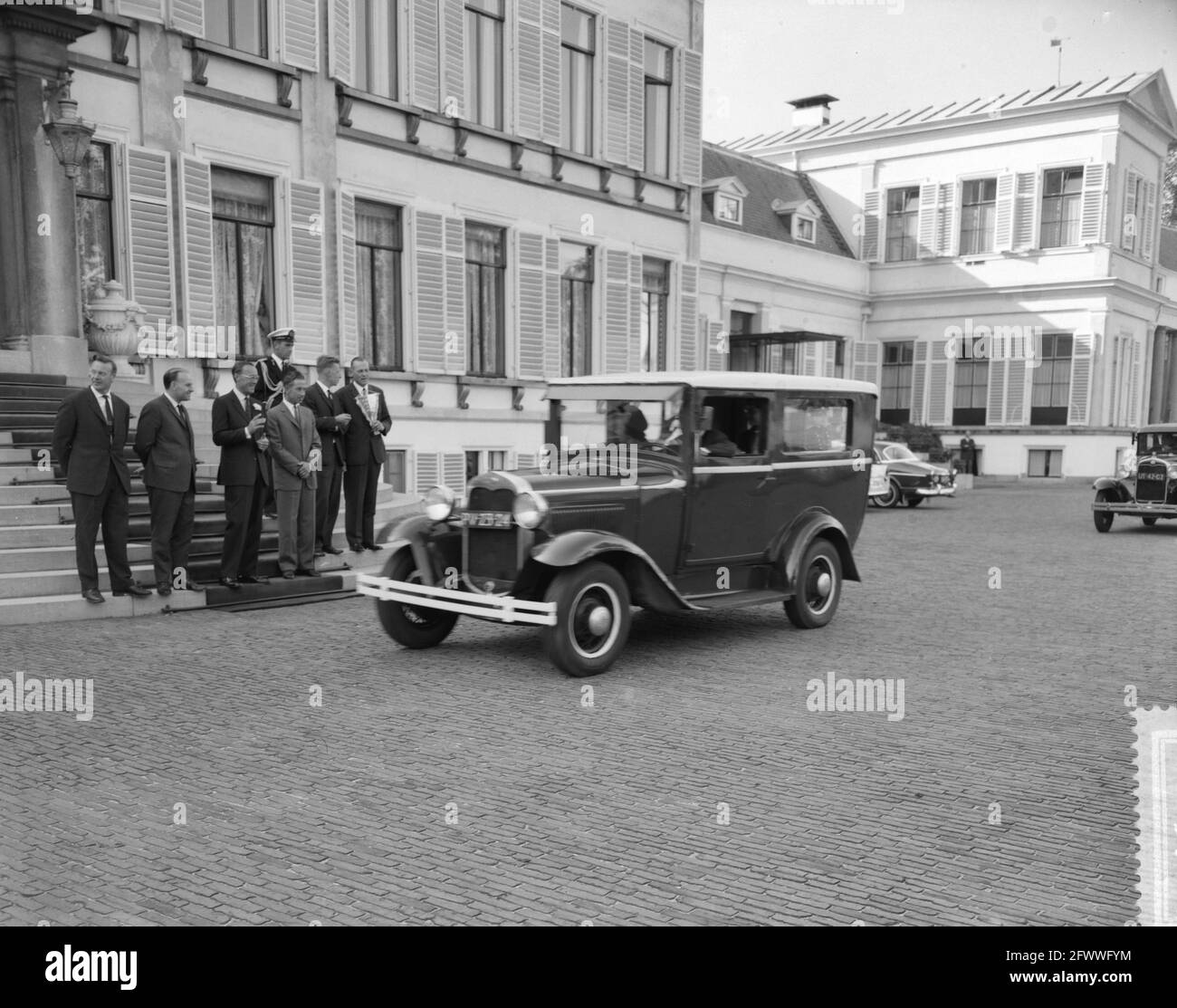 Le A Ford Club Nederland déposé pour le Prince Bernhard à Paleis Soestdijk, le Prince a été offert un modèle de A. Ford, 30 septembre 1964, offres, princes, Pays-Bas, Agence de presse du XXe siècle photo, nouvelles à retenir, documentaire, photographie historique 1945-1990, histoires visuelles, L'histoire humaine du XXe siècle, immortaliser des moments dans le temps Banque D'Images