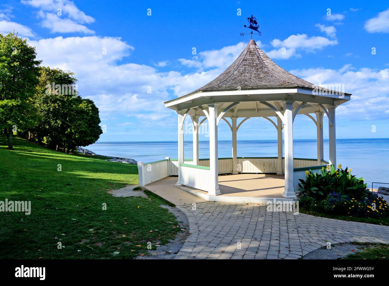 Belvédère blanc le long du lac Ontario pendant l'été, Niagara-on-the-Lake, Canada Banque D'Images