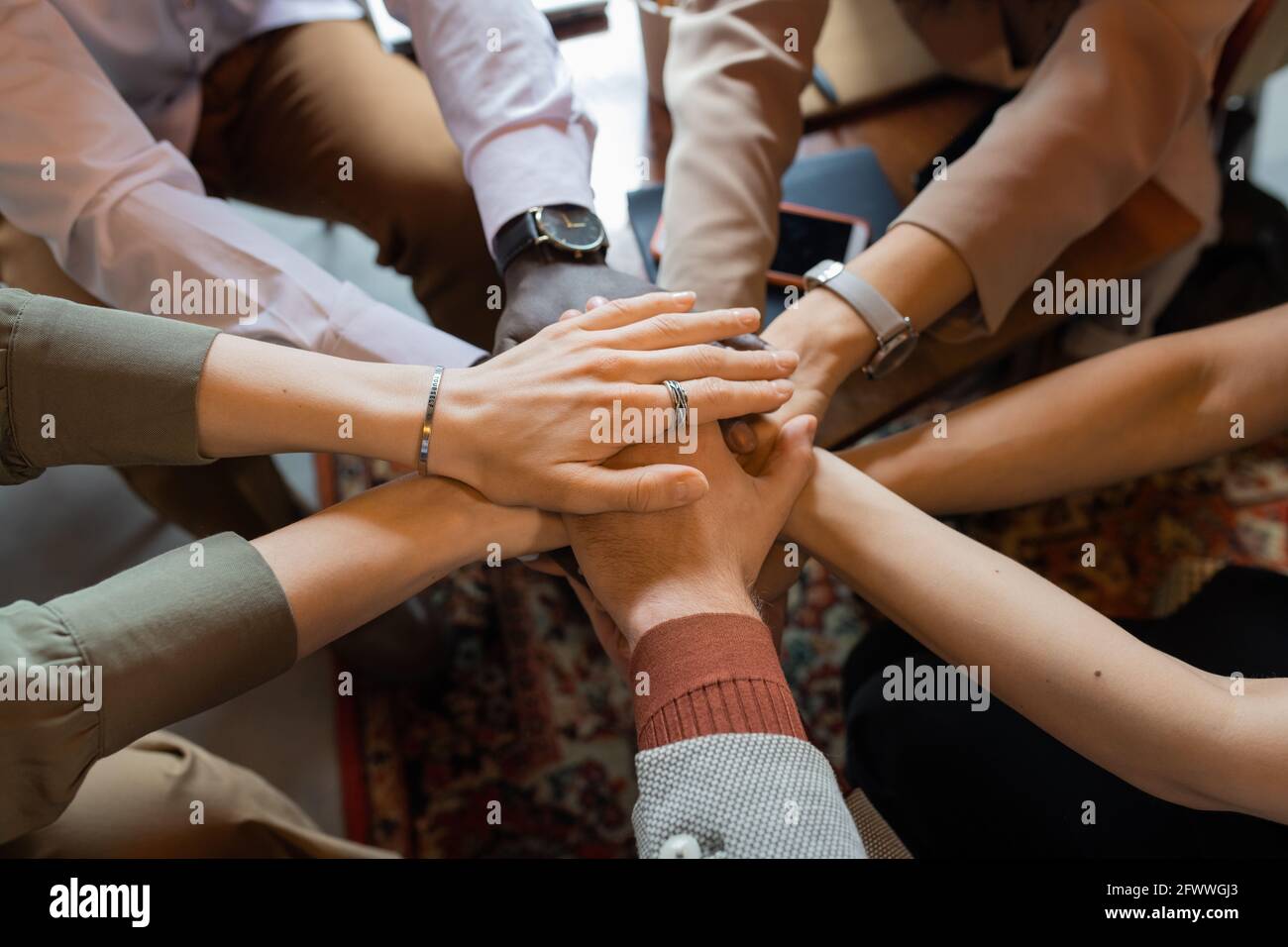 Pile de mains de plusieurs collègues interculturels symbolisant le travail d'équipe et assistance Banque D'Images