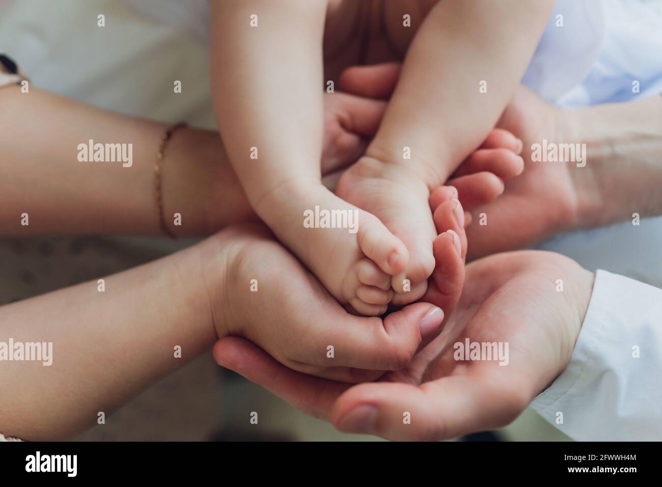 Mere Utilise Sa Main Pour Tenir La Petite Main De Son Bebe Pour Lui Faire Sentir Son Amour Chaud Et Sur Photo Stock Alamy