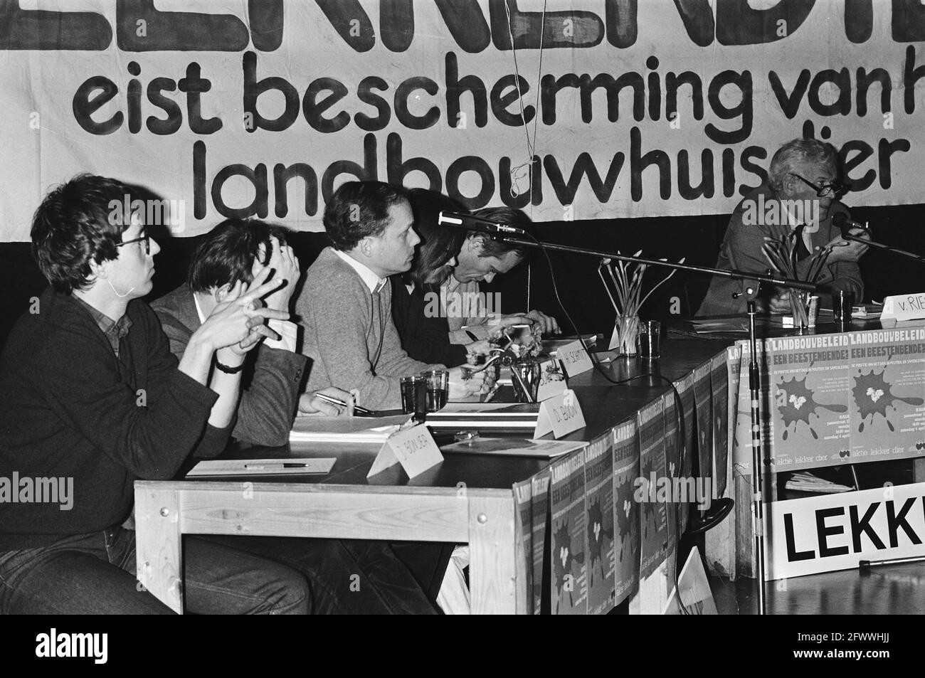 Mission Lekker dier, discussion de forum par le groupe d'action Lekker dier politiciens interrogés par des publicistes sur les animaux de ferme, 4 avril 1981, POLITICI, groupes d'action, Pays-Bas, Agence de presse du XXe siècle photo, nouvelles à retenir, documentaire, photographie historique 1945-1990, histoires visuelles, L'histoire humaine du XXe siècle, immortaliser des moments dans le temps Banque D'Images
