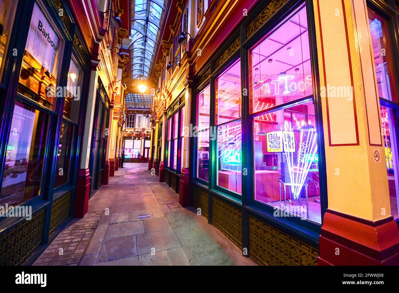 Un aperçu de Electric City, Gods Own Junkyard exposition de Hollywood Neon au Leadenhall Market à Londres. L'exposition ouvrira le 26 mai et sera accompagnée d'un éclairage au néon sur différents sites du marché, y compris des installations de leurs travaux pour Stanley Kubrick's Eyes Wide Shut, Judge Dredd, Tomb Raider, The Dark Knight, Iron Man et Batman. Date de la photo: Lundi 24 mai 2021. Banque D'Images