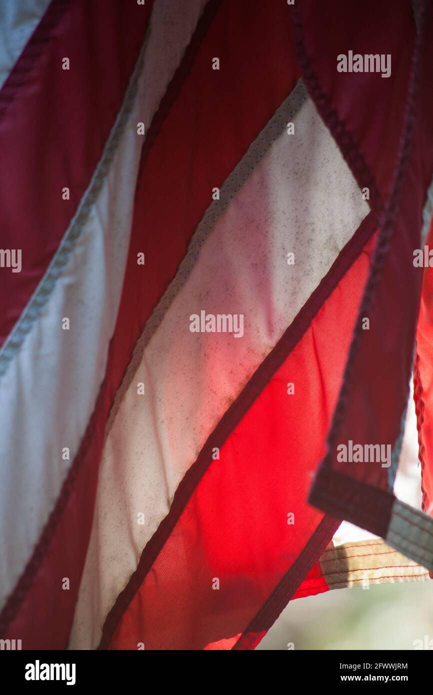 Etats-Unis drapeau dans la lumière du soleil et l'ombre Banque D'Images