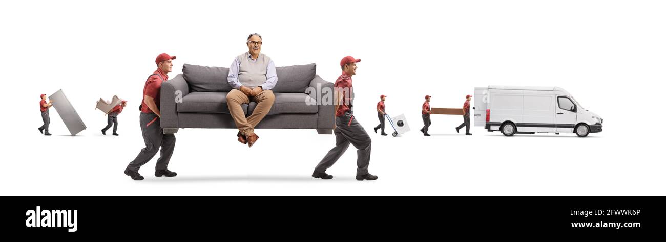 Movers portant un canapé avec un homme mature assis et autres moteurs chargeant une fourgonnette isolée sur fond blanc Banque D'Images