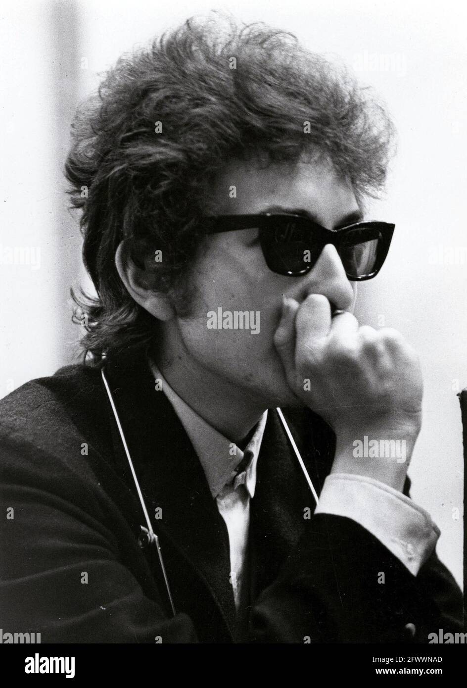 Vers 1965, Los Angeles, Californie, Etats-Unis : chanteur BOB DYLAN avec  lunettes de soleil et harmonica. Le chanteur-compositeur américain, auteur  et artiste visuel Bob Dylan est considéré comme l'un des plus grands