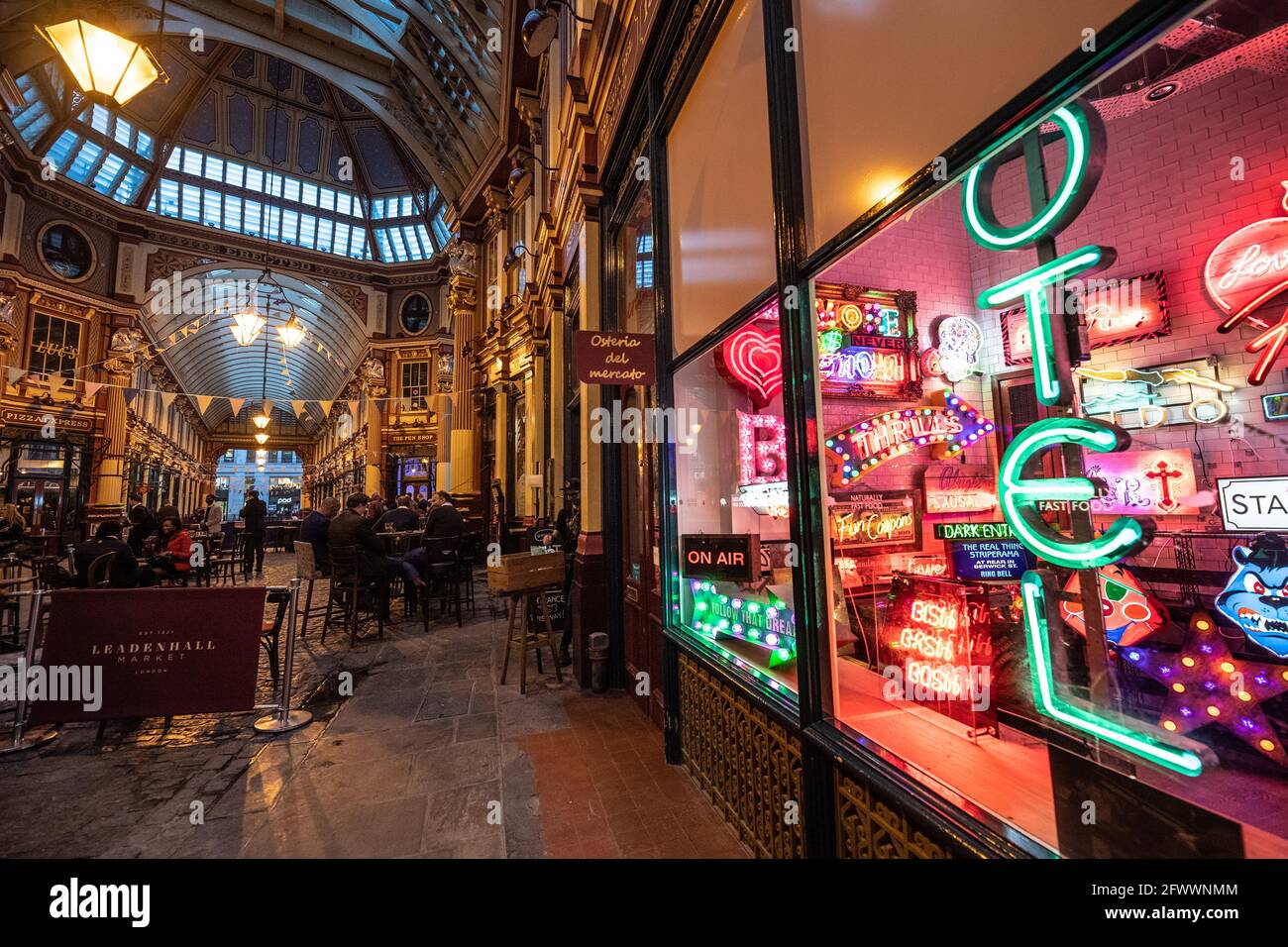 Londres, Royaume-Uni. 24 mai 2021. Vue générale d'Electric City, Gods Own Junkyard exposition de Hollywood Neon au Leadenhall Market à Londres. L'exposition ouvre le 26 mai et sera éclairée au néon sur différents sites du marché. Date de la photo: Lundi 24 mai 2021. Le crédit photo devrait se lire: Matt Crossick/Empics/Alamy Live News Banque D'Images