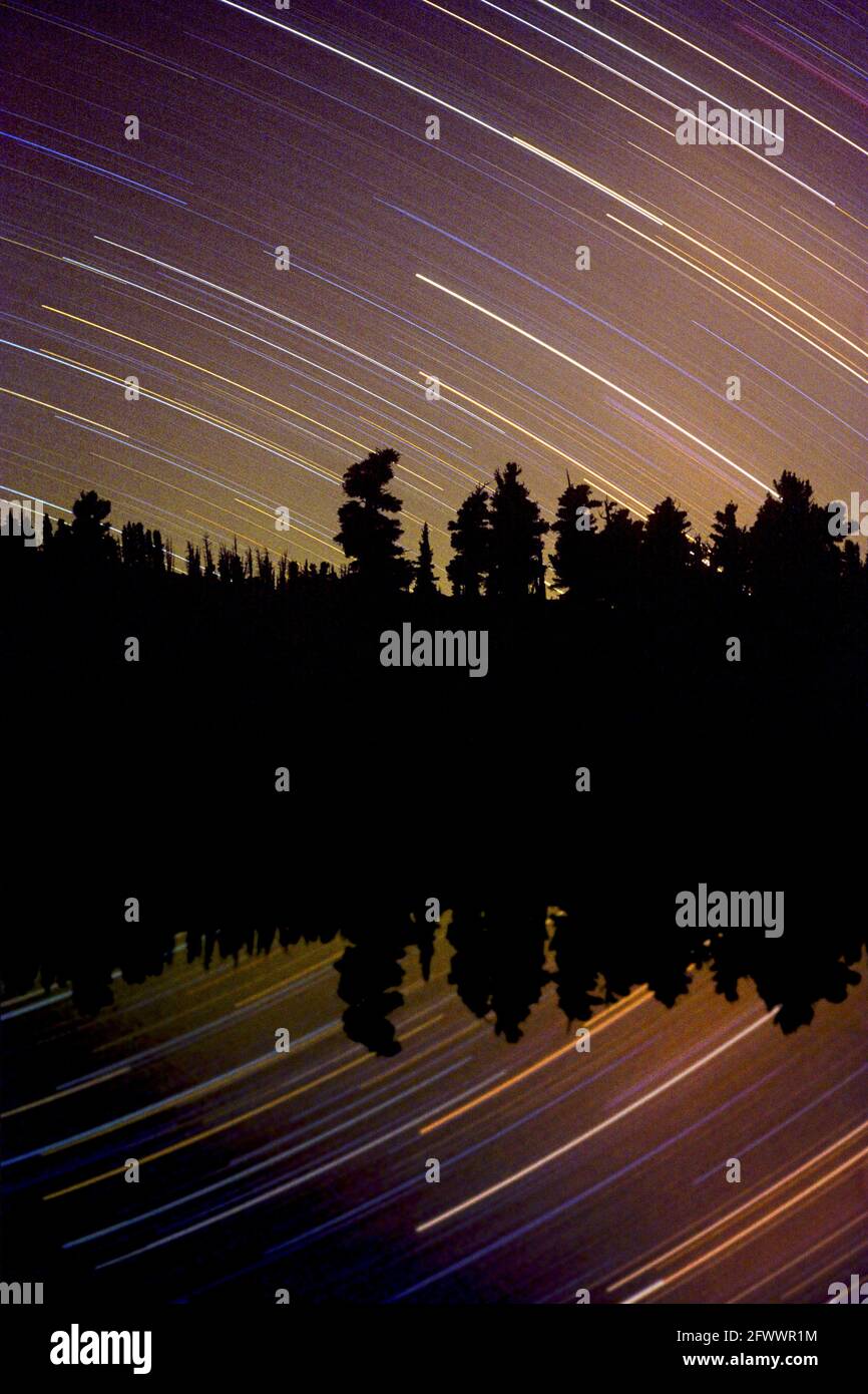 Star Trails et le lac Banque D'Images