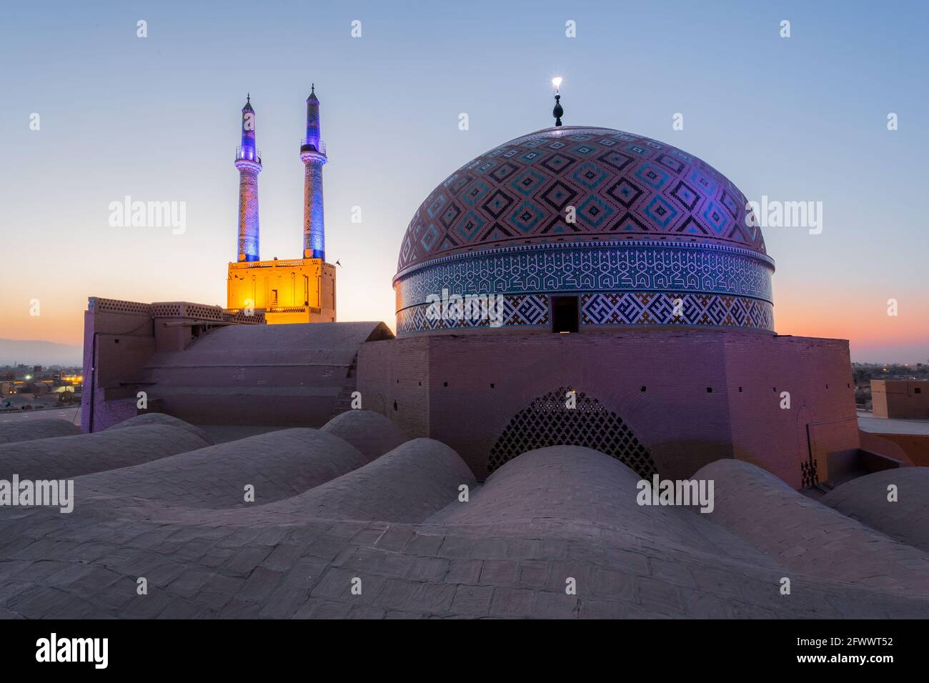 L'entrée de la mosquée Jameh de Yazd est couronnée par une paire de minarets, le plus haut d'Iran, 52 mètres de hauteur et 6 mètres de diamètre. Banque D'Images
