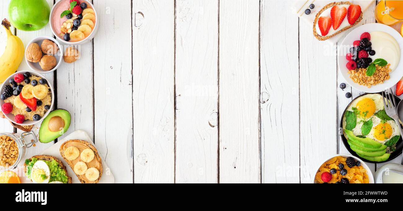 Bannière de nourriture saine pour le petit déjeuner avec double bordure. Scène de table avec fruits, yaourt, bol à smoothie, pain grillé nutritif, flocons d'avoine, céréales et œufs. Vue de dessus Banque D'Images