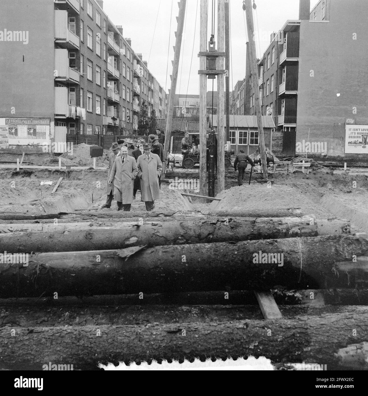 Affectations empilage de la première pile Minerva Square, 6 décembre 1955, pays-Bas, agence de presse du XXe siècle photo, nouvelles à retenir, documentaire, photographie historique 1945-1990, histoires visuelles, L'histoire humaine du XXe siècle, immortaliser des moments dans le temps Banque D'Images