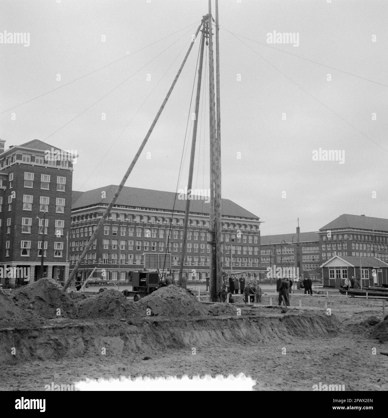 Affectations Piling Minerva Square, 6 décembre 1955, pays-Bas, agence de presse du XXe siècle photo, news to Remember, documentaire, photographie historique 1945-1990, histoires visuelles, L'histoire humaine du XXe siècle, immortaliser des moments dans le temps Banque D'Images